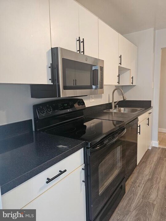 11315 Commonwealth Dr-Unit -202 in Rockville, MD - Building Photo