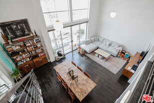 13326 Beach Ave in Marina Del Rey, CA - Building Photo