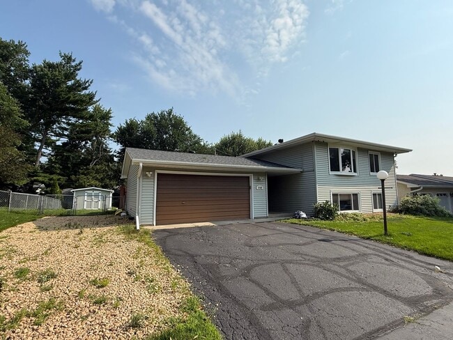 3769 75th St E in Inver Grove Heights, MN - Foto de edificio - Building Photo