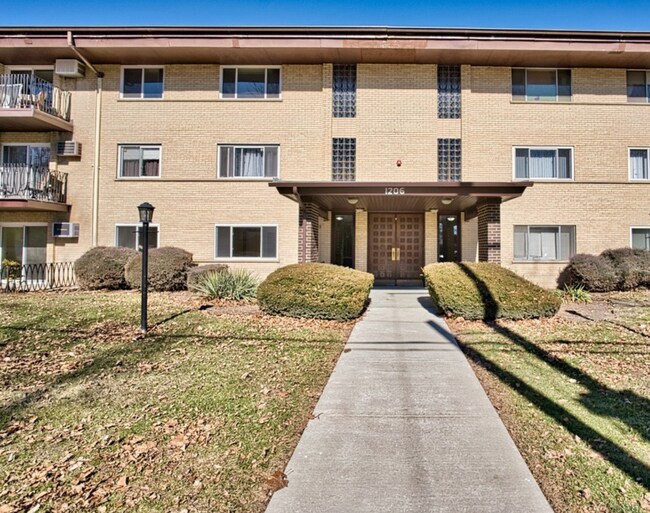 1206 E Fairview St, Unit 103 in Arlington Heights, IL - Building Photo - Building Photo