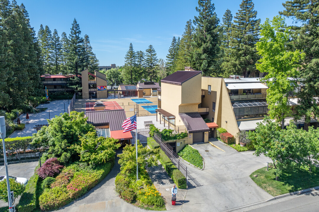 Riverfront Plaza Condominiums in Sacramento, CA - Building Photo