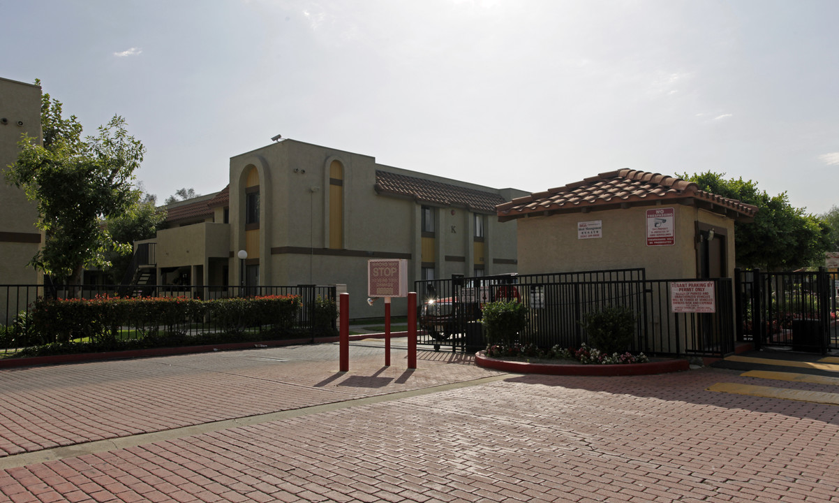 Mango Villas in Fontana, CA - Foto de edificio