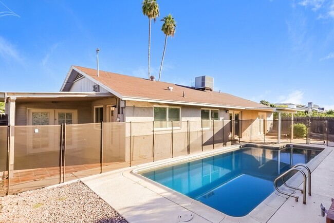 2119 W Eugie Ave in Phoenix, AZ - Foto de edificio - Building Photo