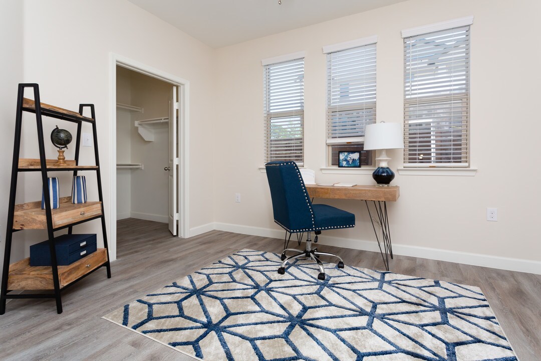 Majestic Parc in Denton, TX - Building Photo