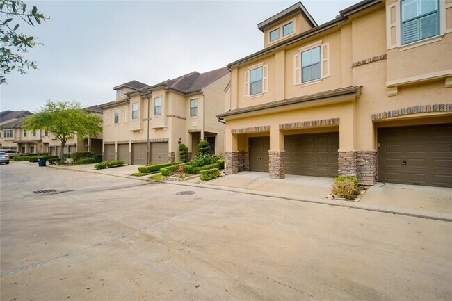 2906 Royal Oaks Crest in Houston, TX - Building Photo - Building Photo