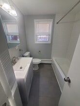 433 Sea St, Unit A in Quincy, MA - Foto de edificio - Building Photo