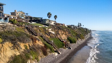 1680 Neptune Ave in Encinitas, CA - Foto de edificio - Building Photo