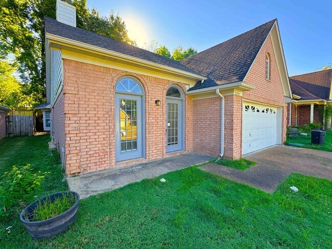 2250 Lake Hill Ct in Memphis, TN - Building Photo - Building Photo