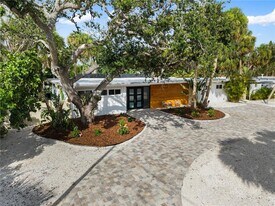 4879 Commonwealth Dr in Siesta Key, FL - Building Photo
