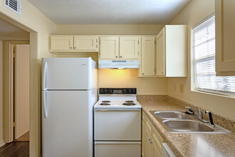 Miller Apartments in Albany, GA - Building Photo - Interior Photo