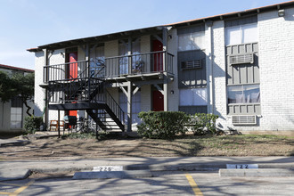 Cornerstone Apartments in Dallas, TX - Building Photo - Building Photo