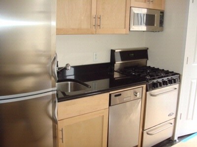 424 E 9th St in New York, NY - Building Photo