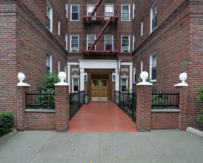 Saunders Court in Rego Park, NY - Foto de edificio - Building Photo