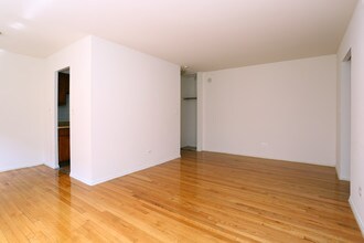 6830 N Sheridan Rd in Chicago, IL - Building Photo - Interior Photo