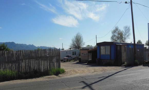 112 Camino de la Merced in Taos, NM - Foto de edificio - Building Photo