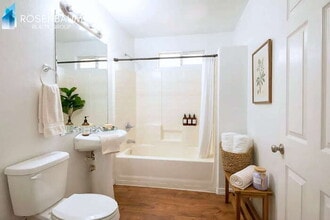 2324 W Lone Cactus Dr, Unit 11 in Phoenix, AZ - Foto de edificio - Building Photo