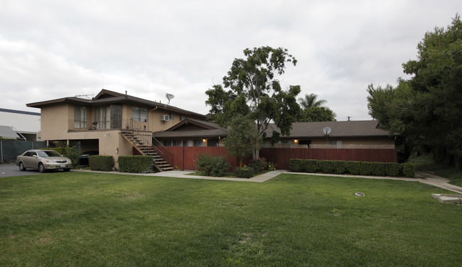 Brookside Apartments in La Habra, CA - Foto de edificio - Building Photo