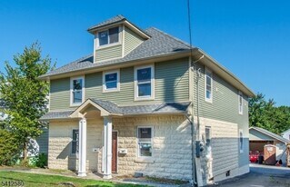 190 E Lindsley Rd in Cedar Grove, NJ - Building Photo