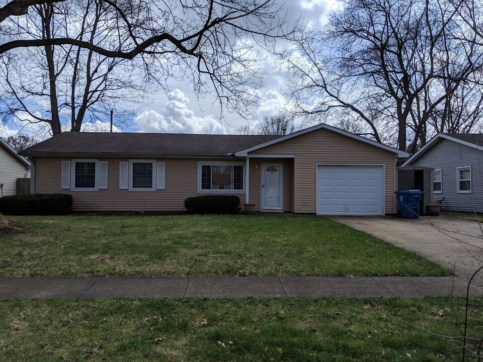 2405 Hathaway Dr in Champaign, IL - Foto de edificio