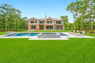18 Fairway Ct in Sag Harbor, NY - Building Photo