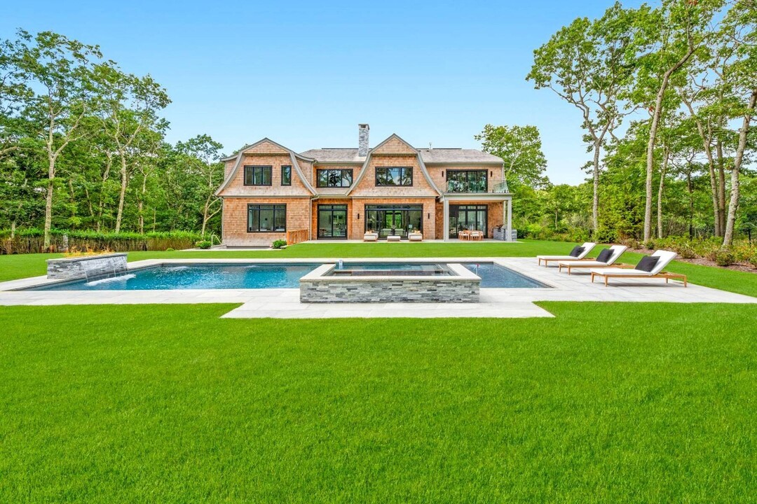 18 Fairway Ct in Sag Harbor, NY - Foto de edificio