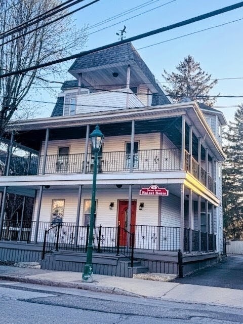 11 Walnut St, Unit 3R, Unit 3R