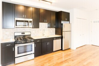 2211 W Eastwood Ave, Unit J08W in Chicago, IL - Building Photo - Building Photo