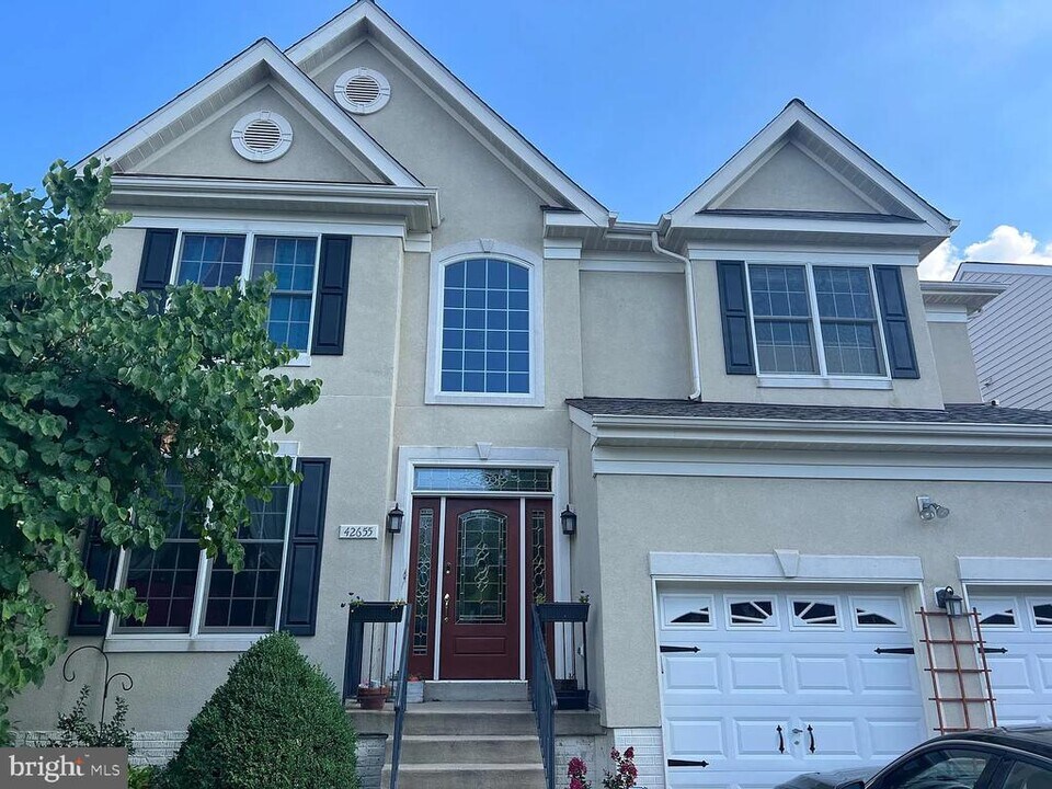 42655 Harris St in Chantilly, VA - Building Photo