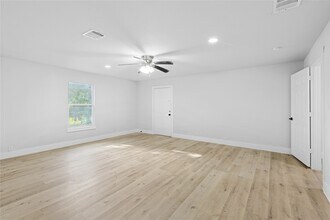 6714 E Bayou Dr in Hitchcock, TX - Building Photo - Building Photo