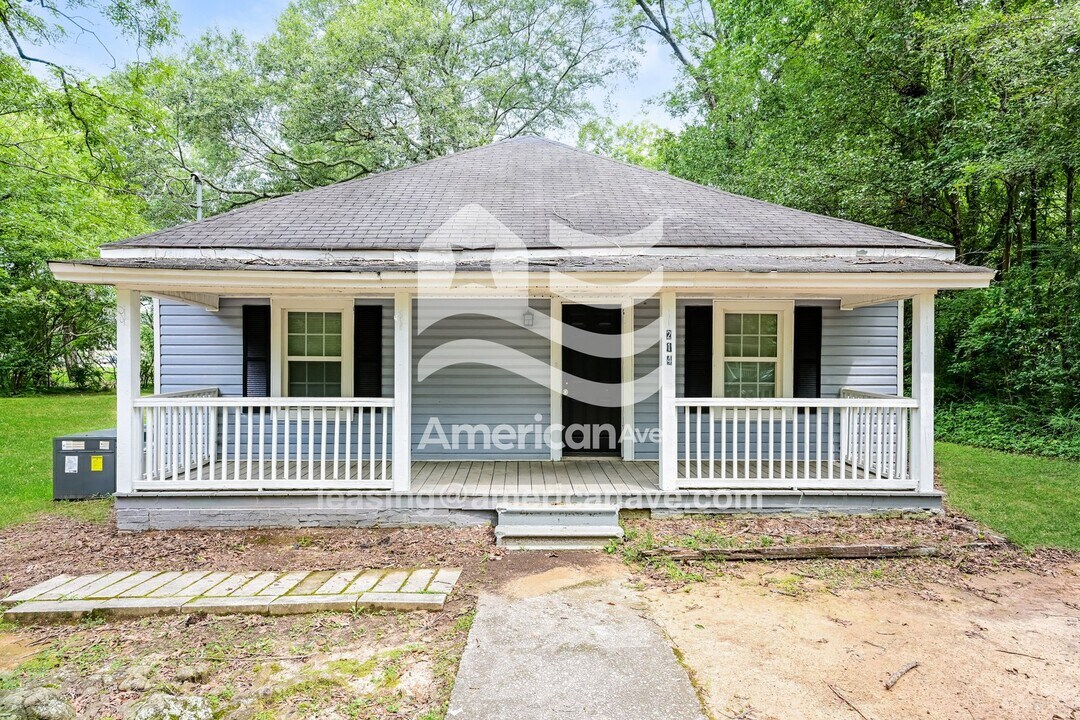 214 Peachtree St in Lagrange, GA - Foto de edificio