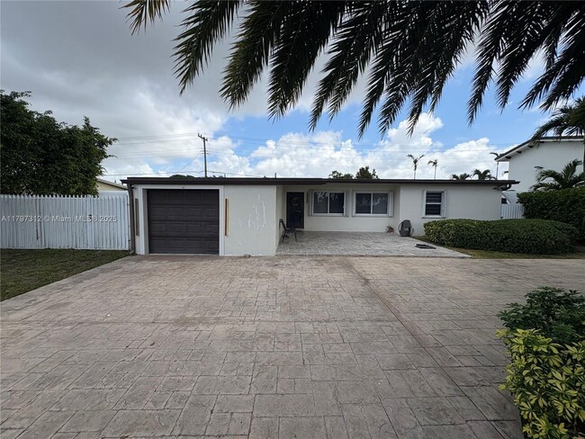 1281 W 62nd St in Hialeah, FL - Building Photo - Building Photo