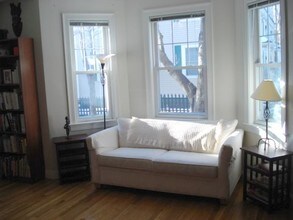 19 Roberts St in Brookline, MA - Foto de edificio - Building Photo