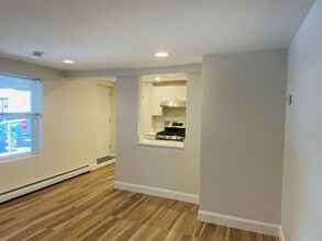 536 Lebanon St, Unit R in Melrose, MA - Foto de edificio - Building Photo