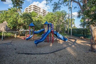 181 Crandon Blvd, Unit 301 in Key Biscayne, FL - Foto de edificio - Building Photo