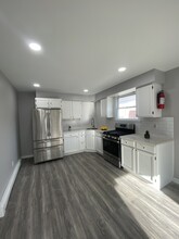 8 Main St, Unit apt A in Bloomingdale, NJ - Building Photo - Building Photo