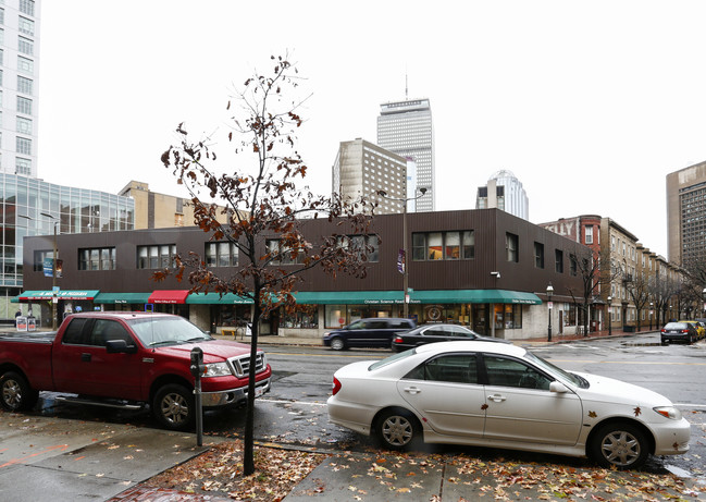 218 Massachusetts Ave in Boston, MA - Foto de edificio - Building Photo