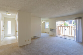 Royal Ambassador Apartments in Santa Clara, CA - Building Photo - Interior Photo