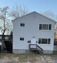 18 W Hills Rd in New Haven, CT - Building Photo