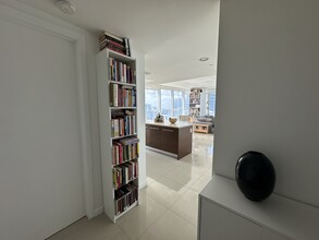 475 Brickell Ave, Unit 4815 in Miami, FL - Building Photo - Building Photo