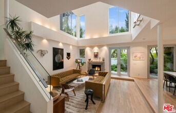 131 Mast Mall in Marina Del Rey, CA - Building Photo - Building Photo