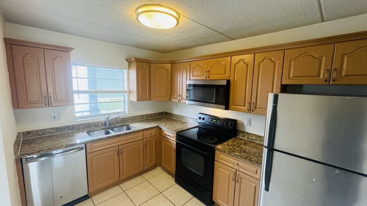 2850 Somerset Park Dr in Tampa, FL - Building Photo