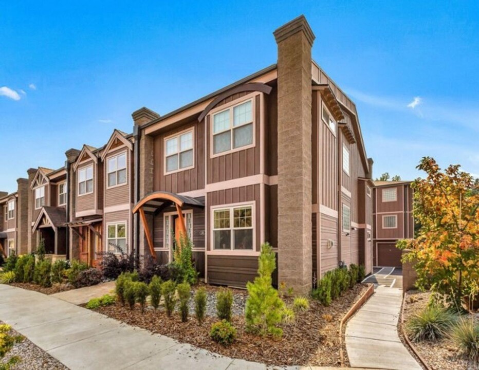 135 NW Revere Ave in Bend, OR - Building Photo