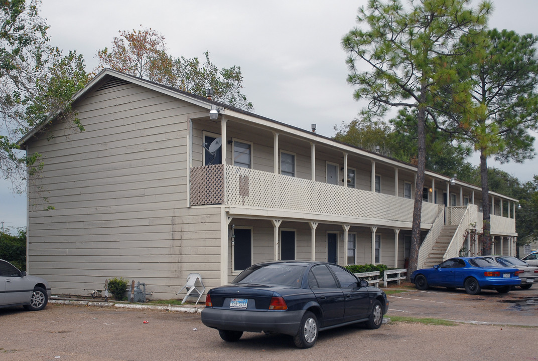 Heritage Court Apartments in Angleton, TX - Building Photo