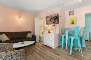 12 G St in Hampton, NH - Building Photo