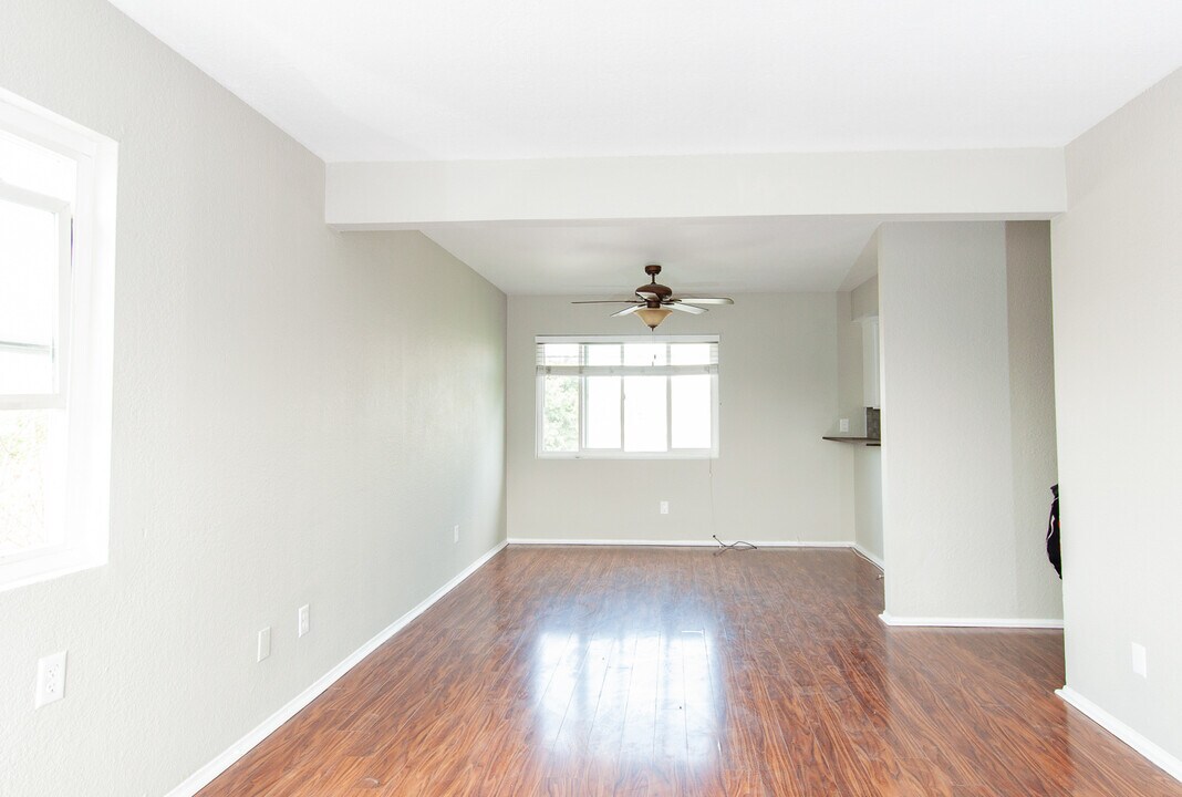 1835 Carmona Ave in Los Angeles, CA - Building Photo