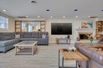 1016 Shalimar Dr in High Point, NC - Foto de edificio - Building Photo