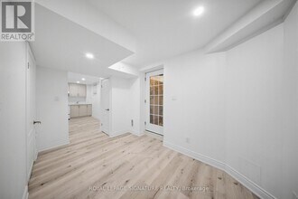 21 Sewells Ln in Brampton, ON - Building Photo - Building Photo