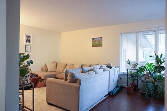 1517 Cambria Dr in East Lansing, MI - Building Photo - Building Photo