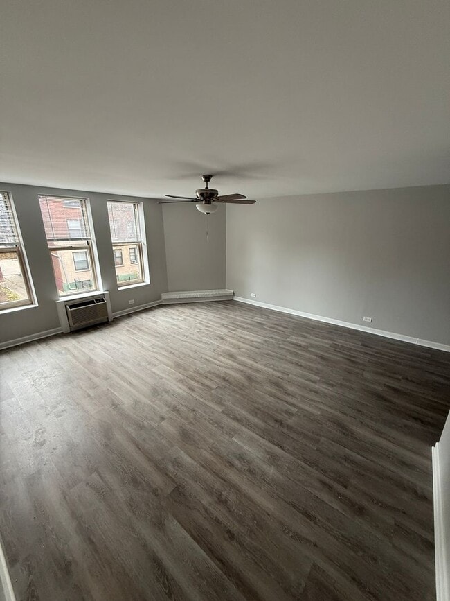 744 W Gordon Ter, Unit 201 in Chicago, IL - Building Photo - Building Photo