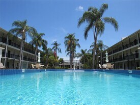 4050 4th St N in St. Petersburg, FL - Building Photo